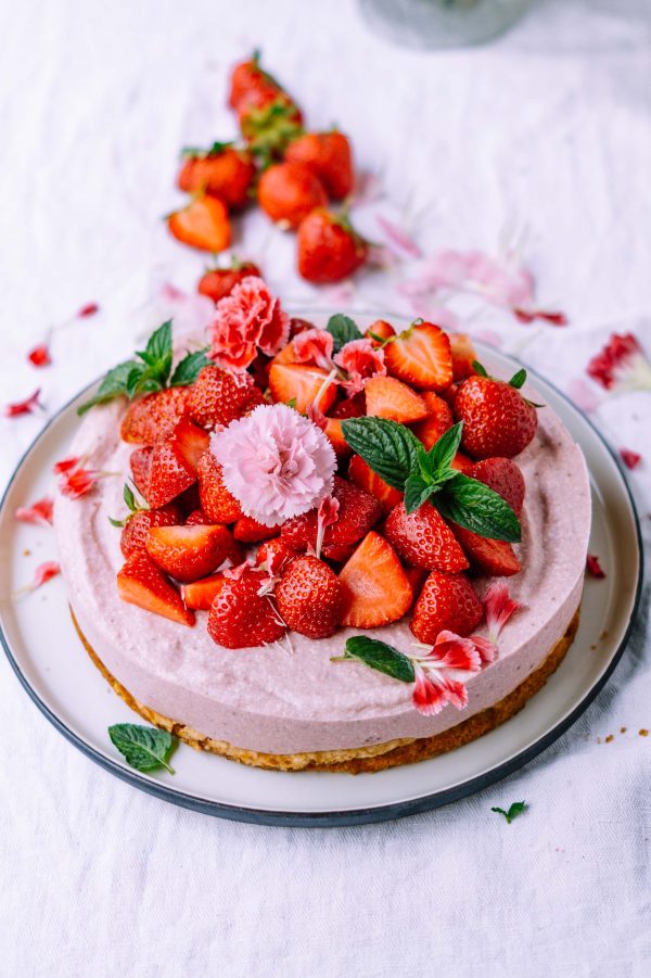 Strawberry Meringue Cake with almond biscuit - Klara`s Life