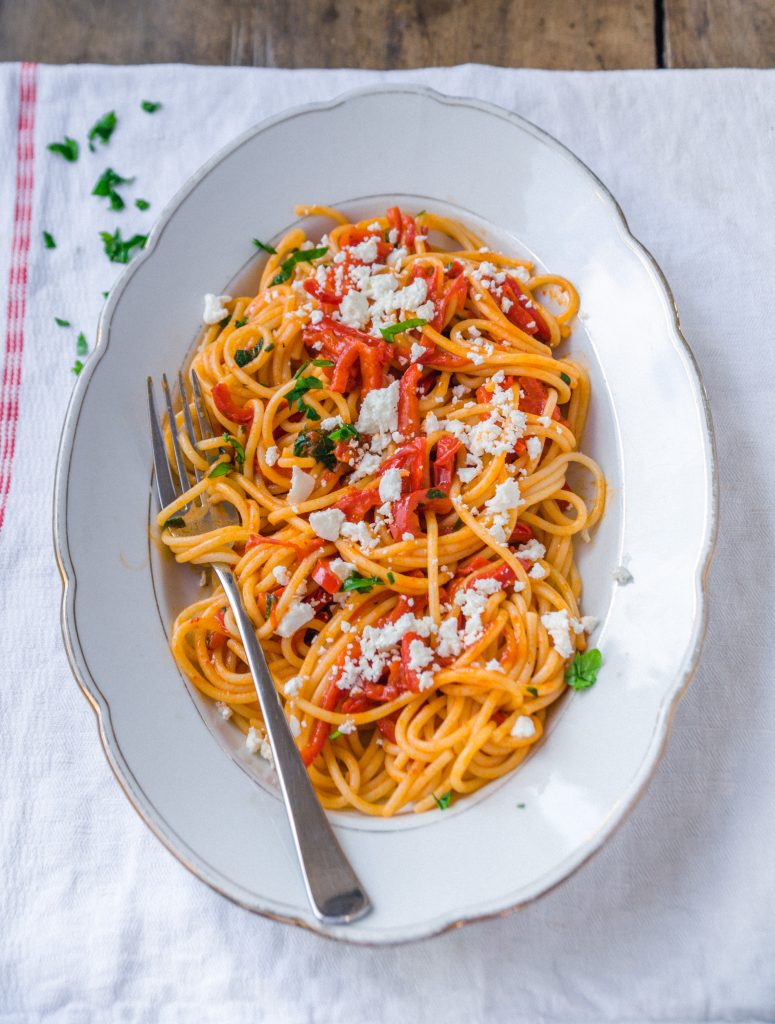 Spaghetti mit Paprika und Feta Crumble | schnelles Gericht - Klara`s Life