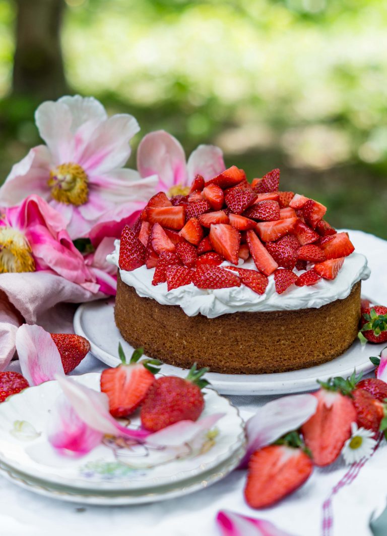 Strawberry Cake with creamy vanilla frosting Klara`s Life