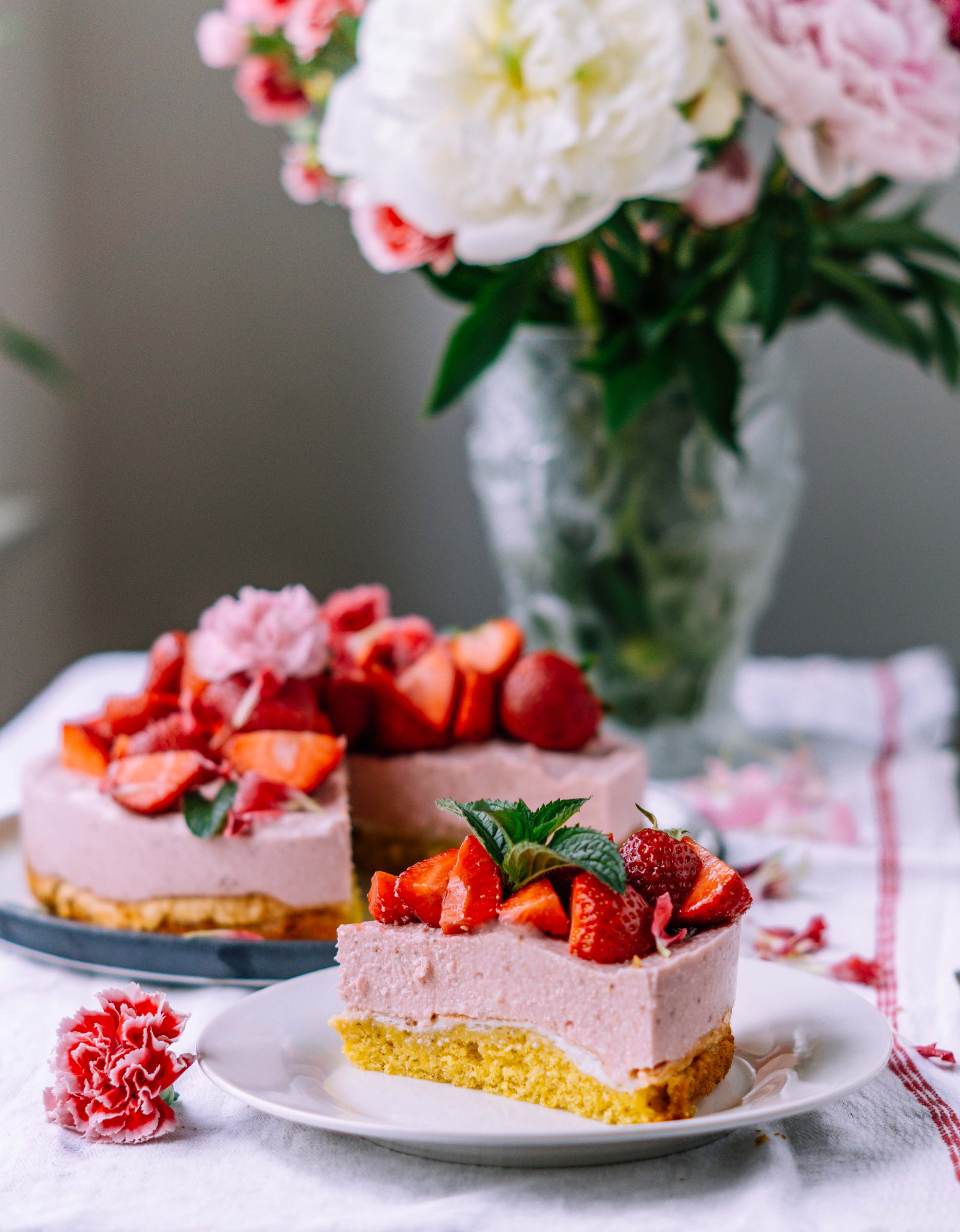 Erdbeer Baiser Kuchen mit Mandelbiskuit - Klara`s Life