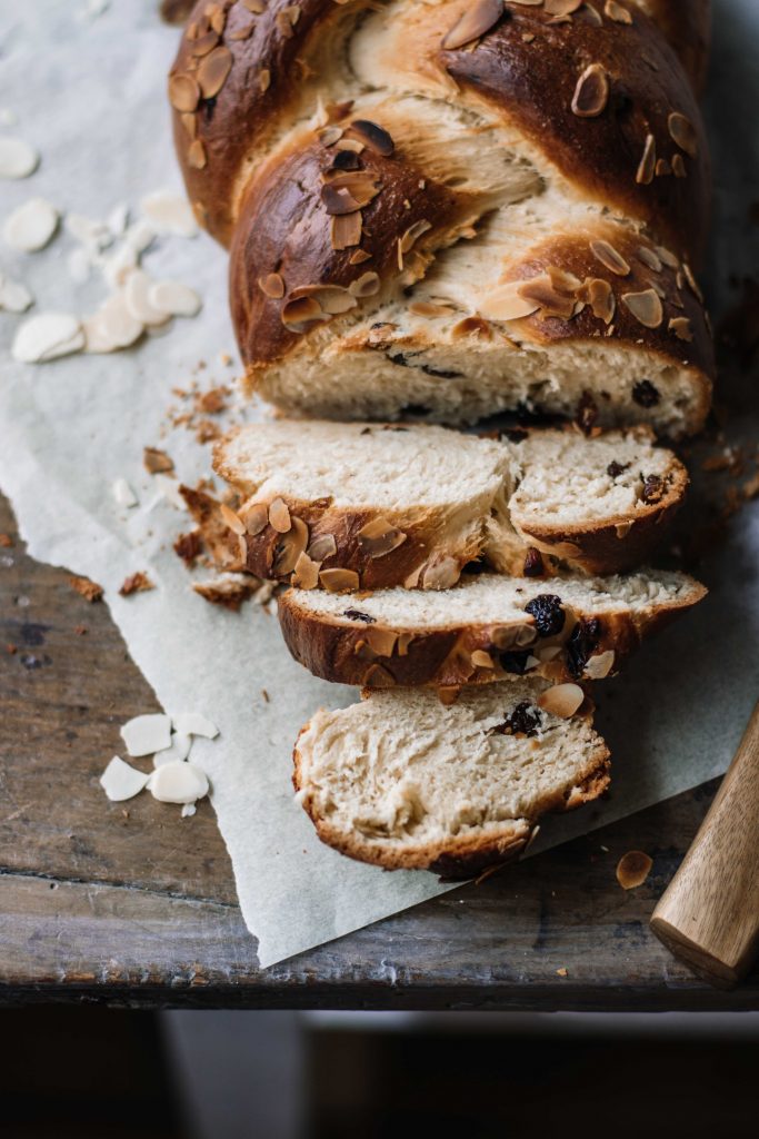 Hefezopf mit Rosinen und gehobelten Mandeln - Klara`s Life