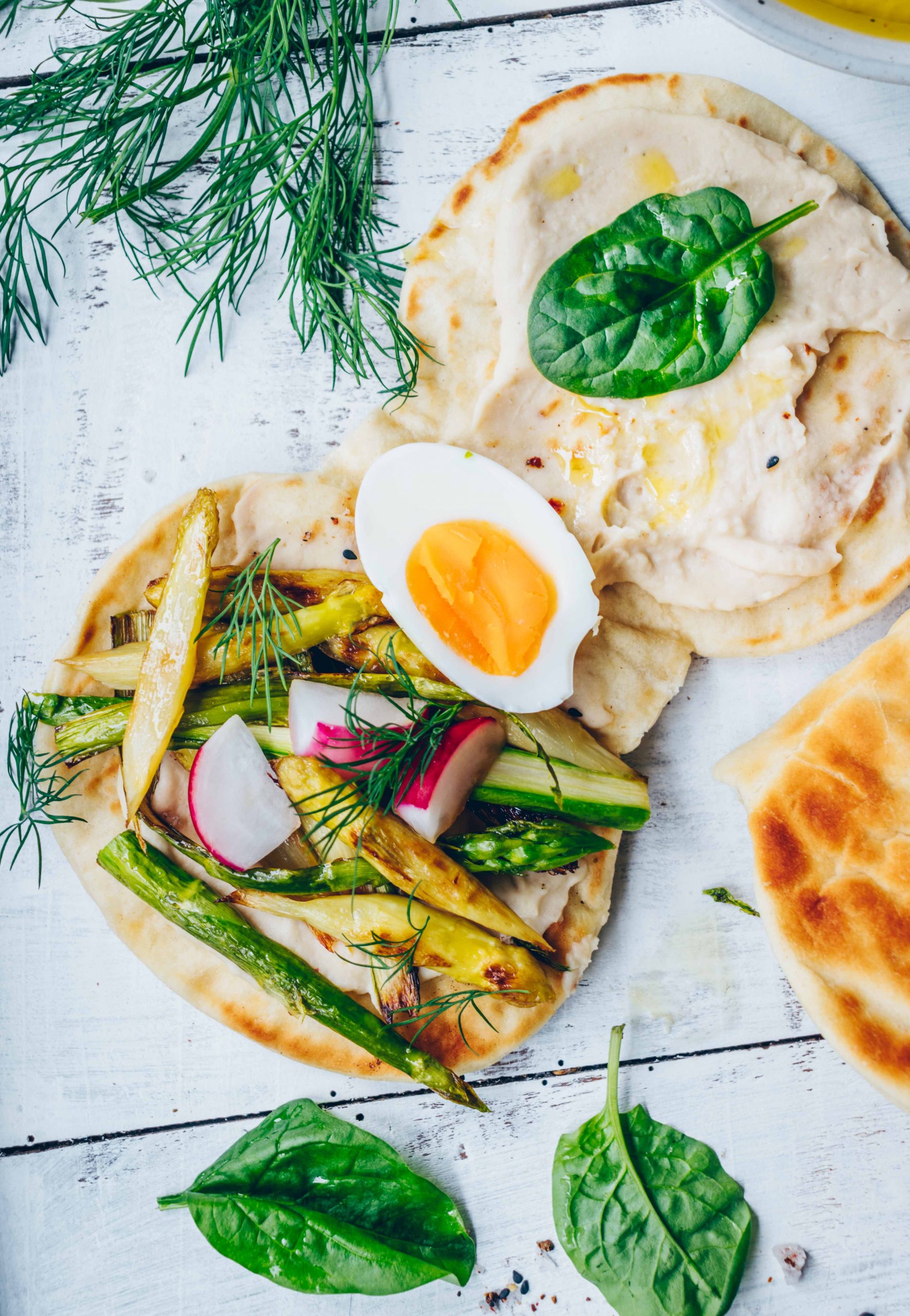 Weiße Bohnen Dip auf Fladenbrot mit geröstetem Spargel - Klara`s Life
