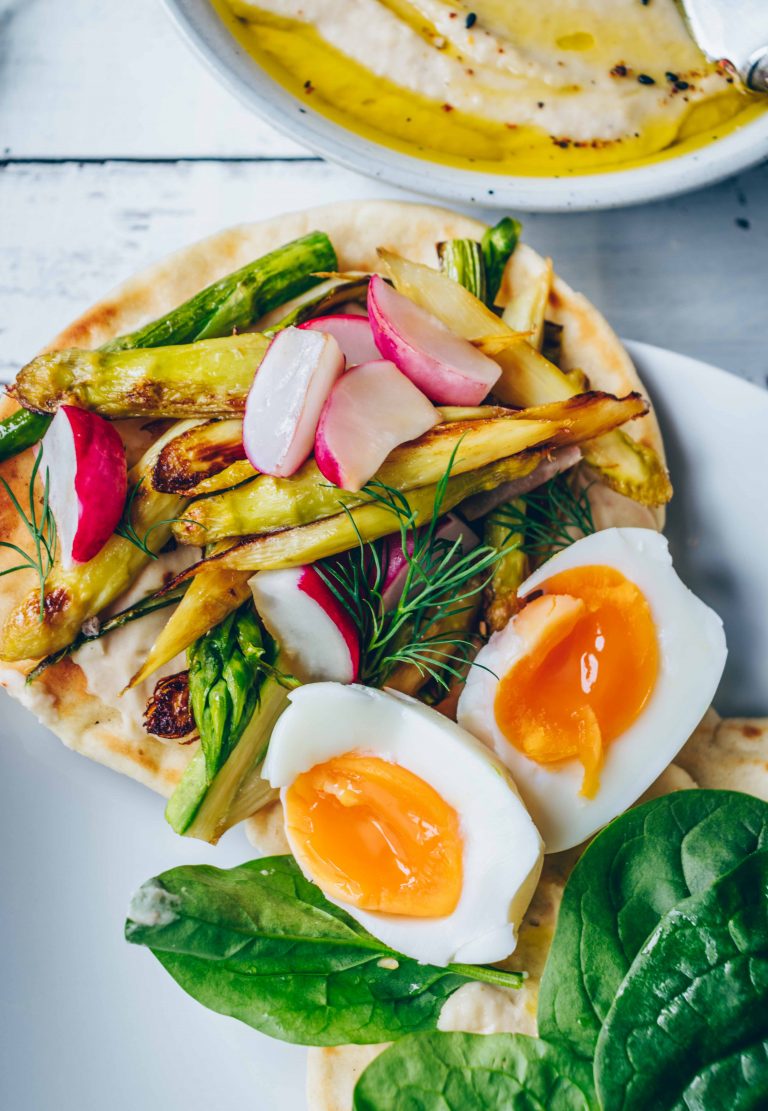 Weiße Bohnen Dip auf Fladenbrot mit geröstetem Spargel - Klara`s Life