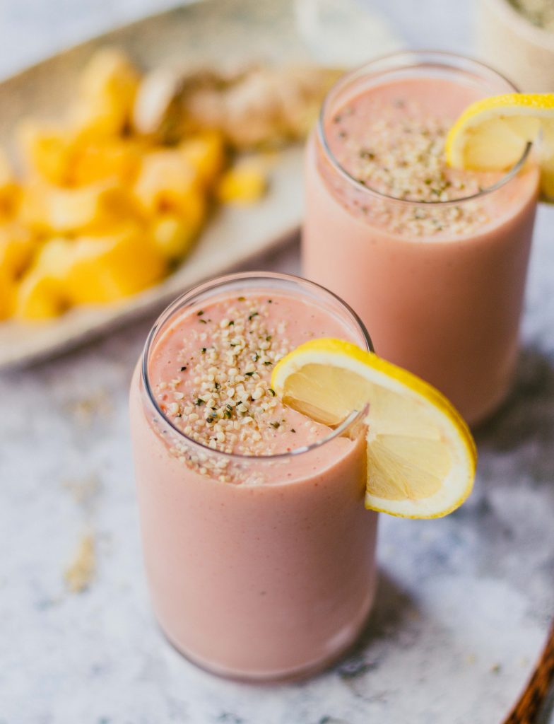 Erdbeer Mango Smoothie mit Ingwer & Hanfsamen - Klara`s Life Erdbeer Mango Smoothie mit Ingwer & Hanfsamen - Klara`s Life