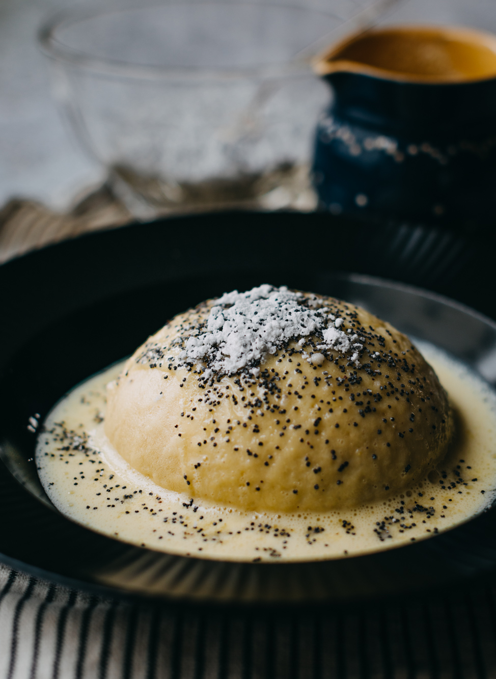 Vegane Germknödel mit Vanillesauce und Mohn-Puderzucker - Klara`s Life Vegane Germknödel mit Vanillesauce und Mohn-Puderzucker - Klara`s Life